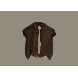 08 Grips in walnut tree