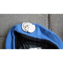 UN-Barett mit Emblem der UN + Schal