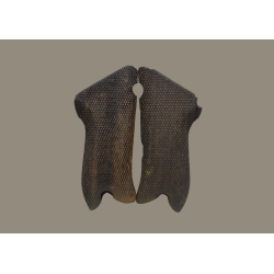 08 Grips in walnut tree