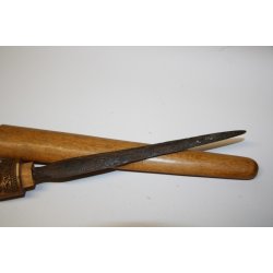 Dolch : mit fein verzierte Holzgriff und Scheide