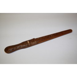 Dolch : mit fein verzierte Holzgriff und Scheide