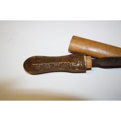Dolch : mit fein verzierte Holzgriff und Scheide