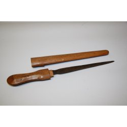Dolch : mit fein verzierte Holzgriff und Scheide