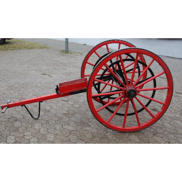 Brandvsen : Antik slangevogn med jernbeslede trhjul (108 cm)