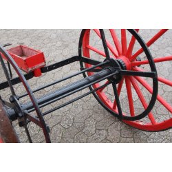 Brandvsen : Antik slangevogn med jernbeslede trhjul (108 cm)