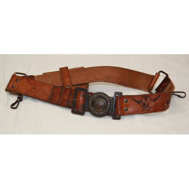 Det Danske Spejderkorps: Blte i brunt lder med spnde og taske