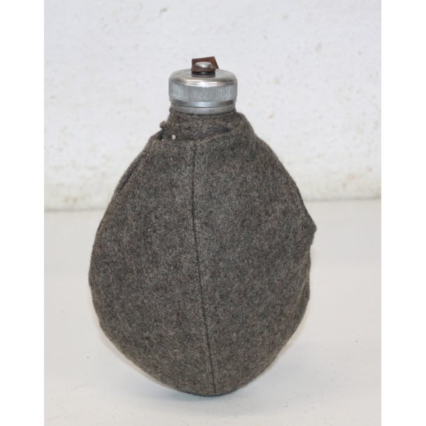 Sweden: field bottle model 39 with gray felt cover