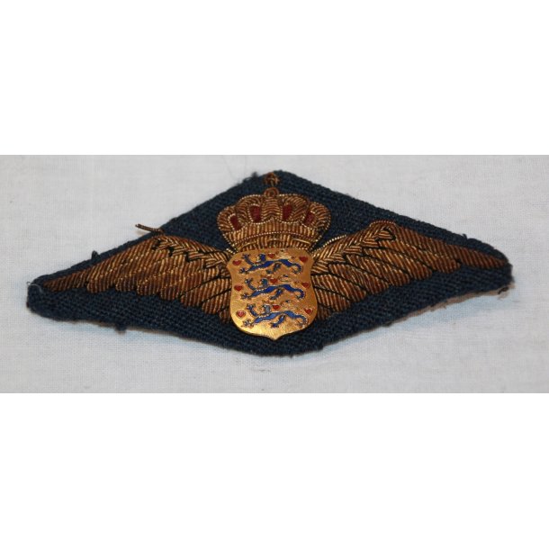 Flyvevbnet: flyvervinge, metalmrke med guldtrkkeri