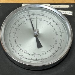 Meteorologisch Instrument (mbar) in Holzkiste
