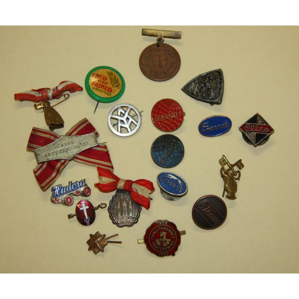 18 Stck verschieden Pins etc.
