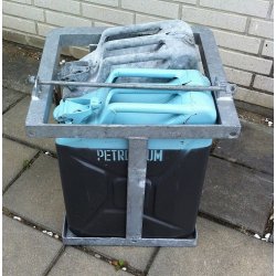 Holder for to jerrycans