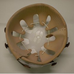 Innenleben f. deutsche Stahl- u. Feuerwehrhelme.