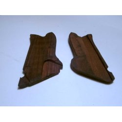 08 Grips in walnut tree