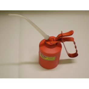 Oliekande i plast med messingpumpe