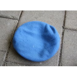 UN-Barett mit Emblem der UN + Schal